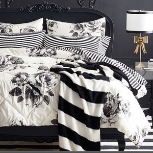 NWT Pottery Barn Bed of Roses comforter and PILLOW SHAMS (2)